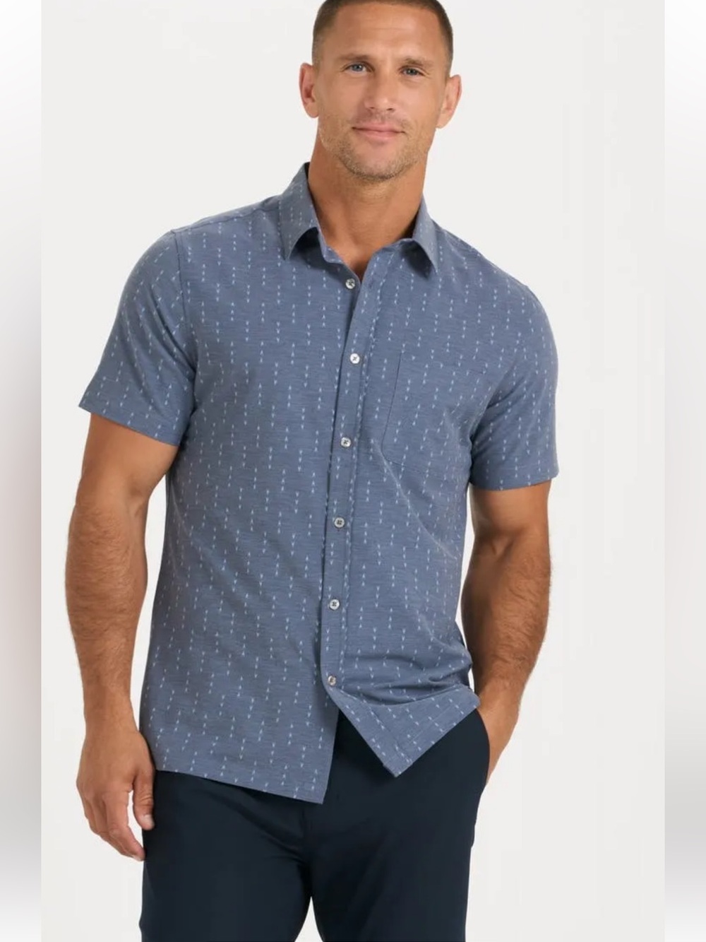 Vuori Short-Sleeve Button-Down Shirt in gray with blue Arrow Print. M